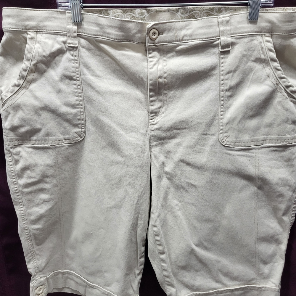 Gloria Vanderbilt Women's Cream Bermudas